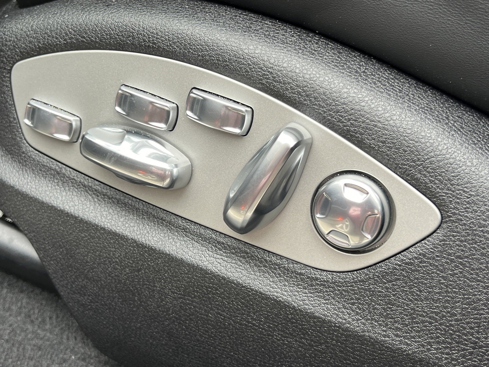 Certified 2025 Porsche Macan image 33