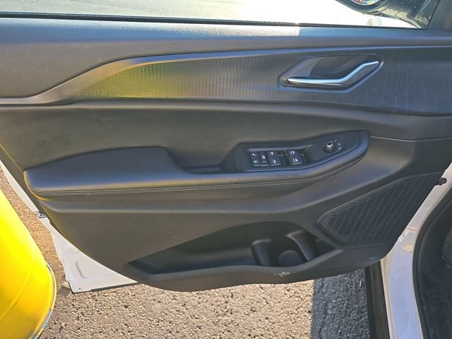 Used 2025 Jeep Grand Cherokee Altitude AWD/4WD image 8