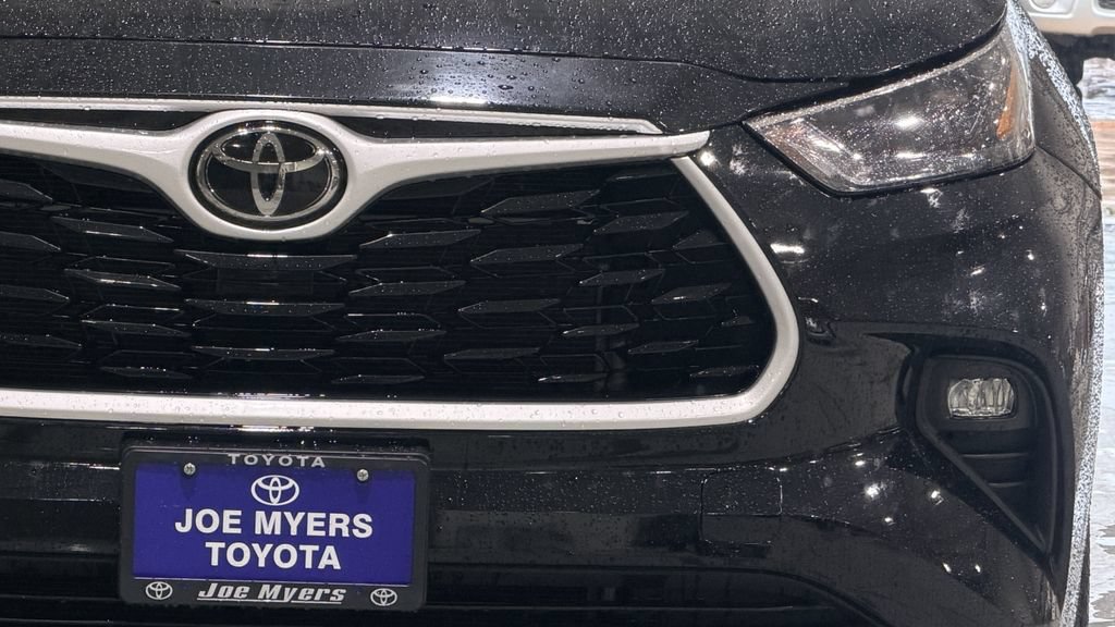 Used 2024 Toyota Highlander LE FWD image 5