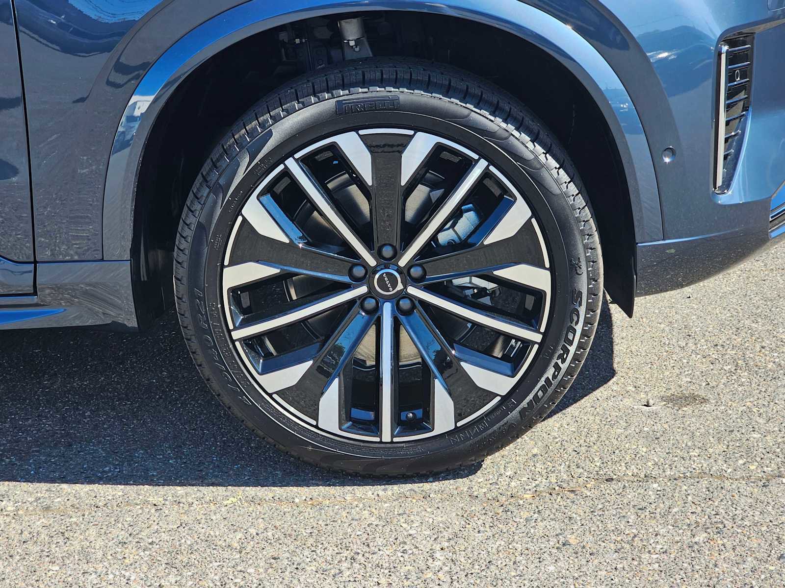 New 2026 Volvo XC90 B6 Plus image 9