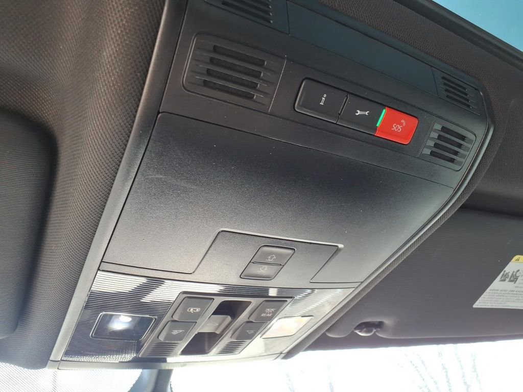 Used 2021 Volkswagen Tiguan SE R-Line image 32