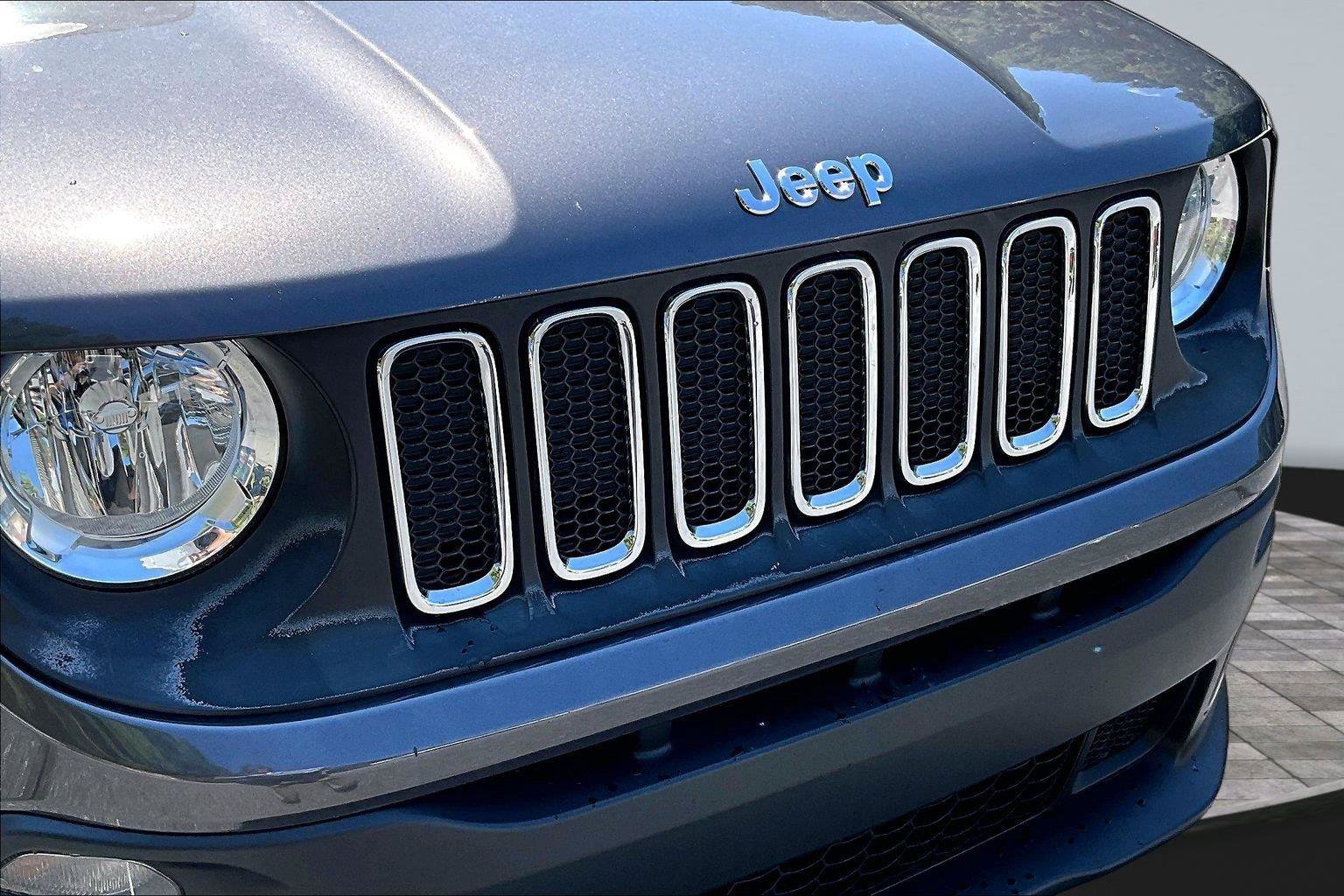 Used 2017 Jeep Renegade Latitude AWD/4WD image 29