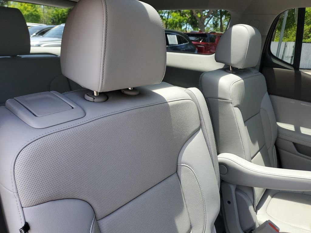 Used 2020 GMC Acadia SLT FWD image 25