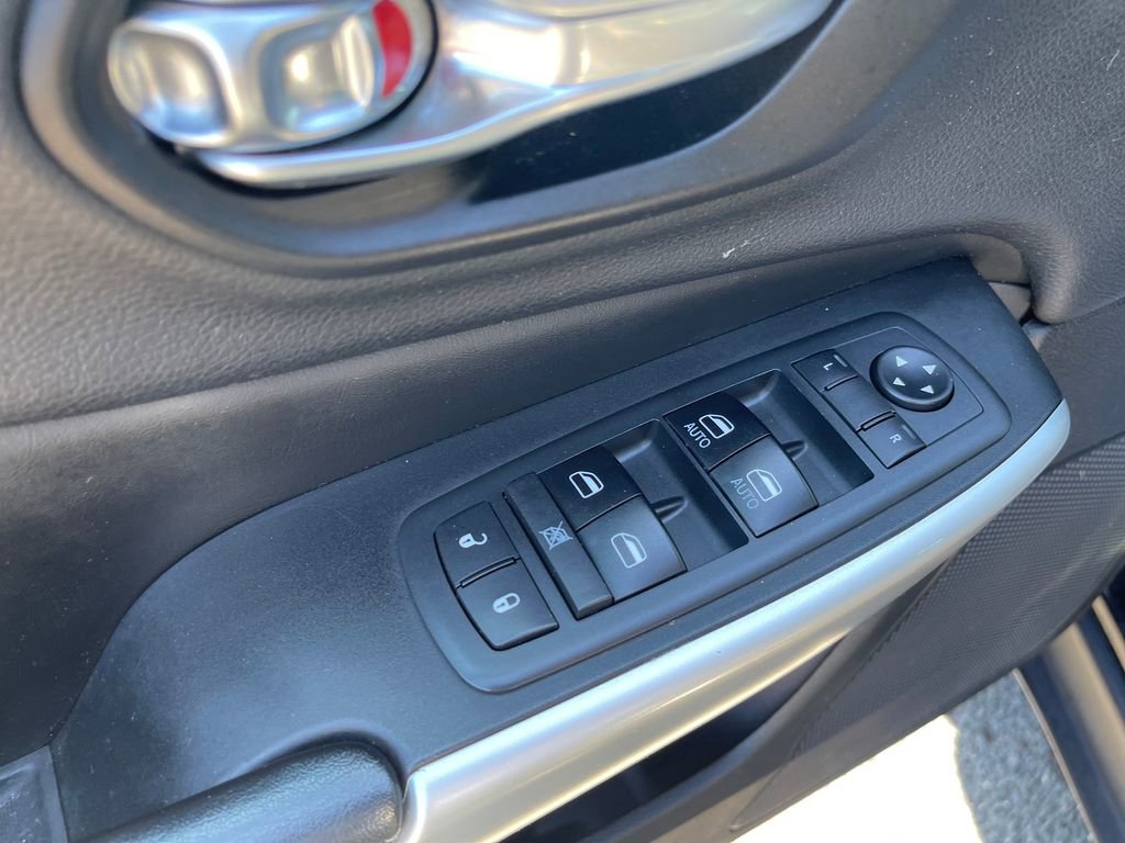 Used 2018 Jeep Cherokee Latitude Plus AWD/4WD image 15