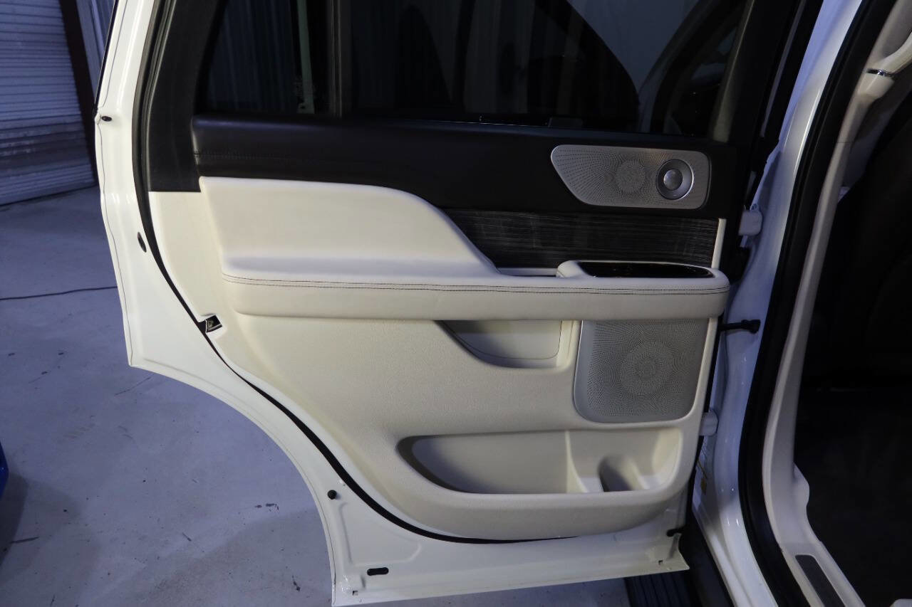 Used 2020 Lincoln Navigator Black Label w/ Cargo Convenience Package image 33
