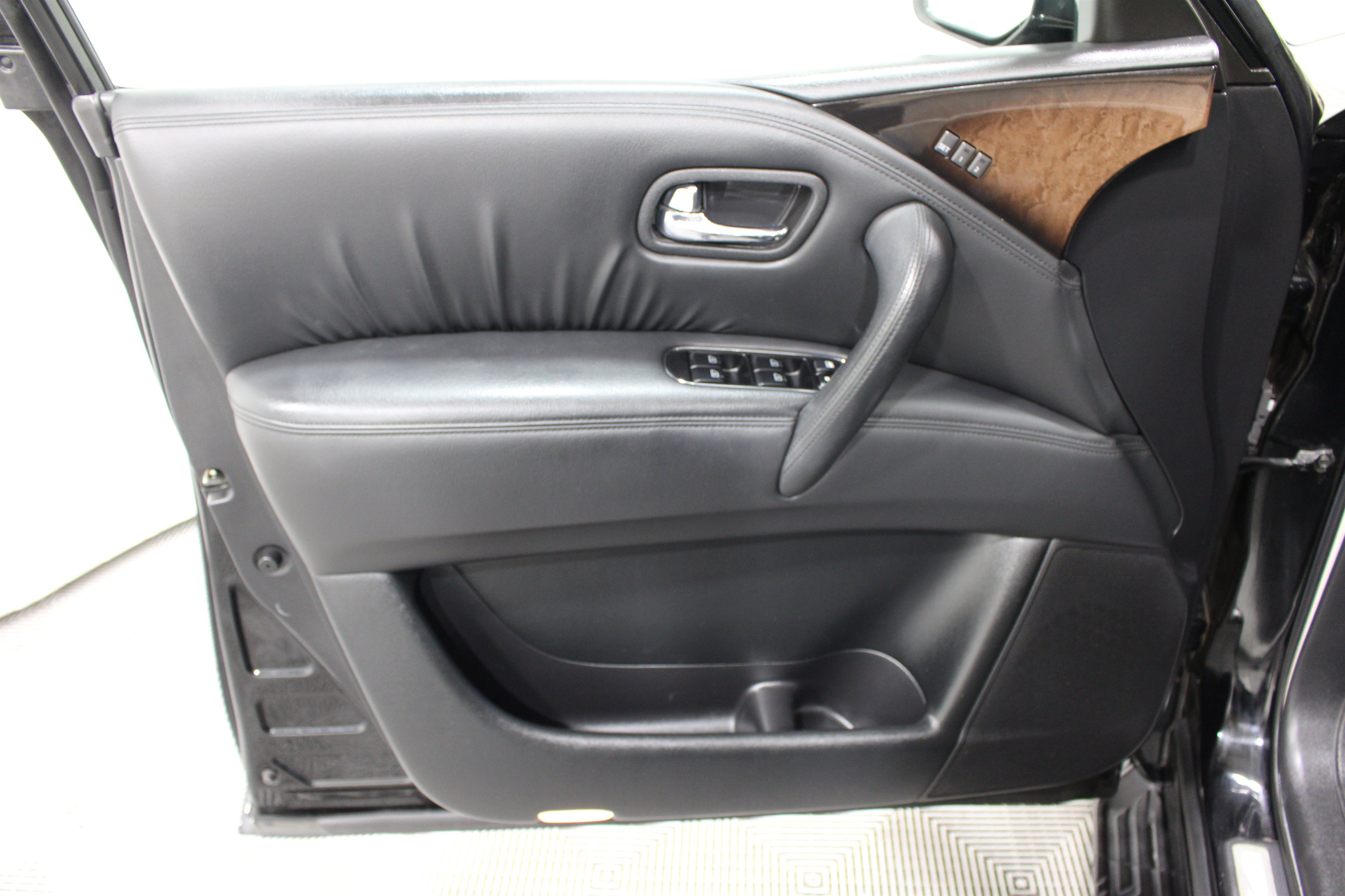 Used 2011 INFINITI QX56 4WD w/ Deluxe Touring Pkg image 6