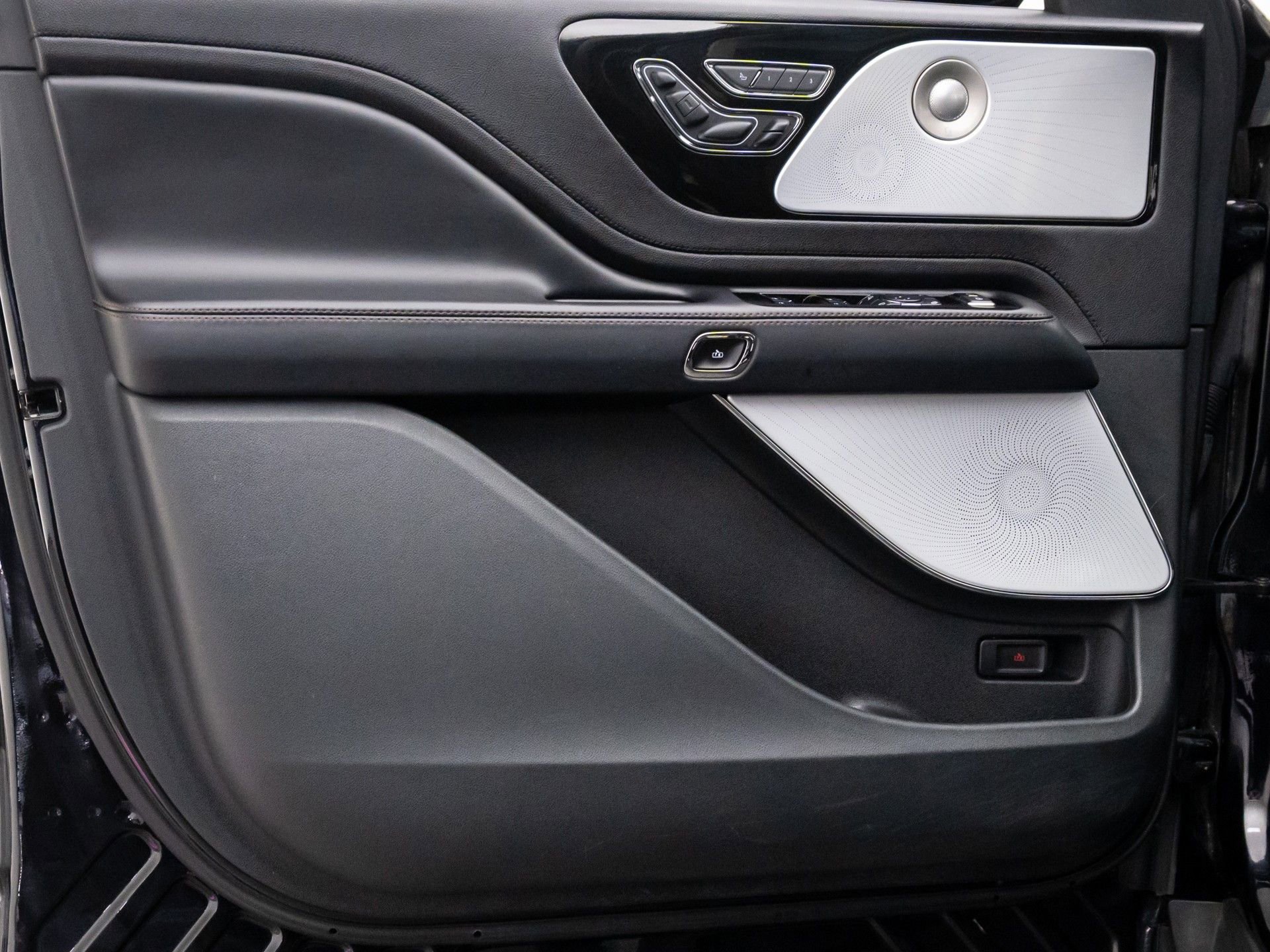 Used 2023 Lincoln Aviator Reserve w/ Equipment Group 201A image 12