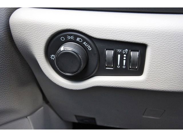 Used 2023 Chrysler Voyager LX image 22