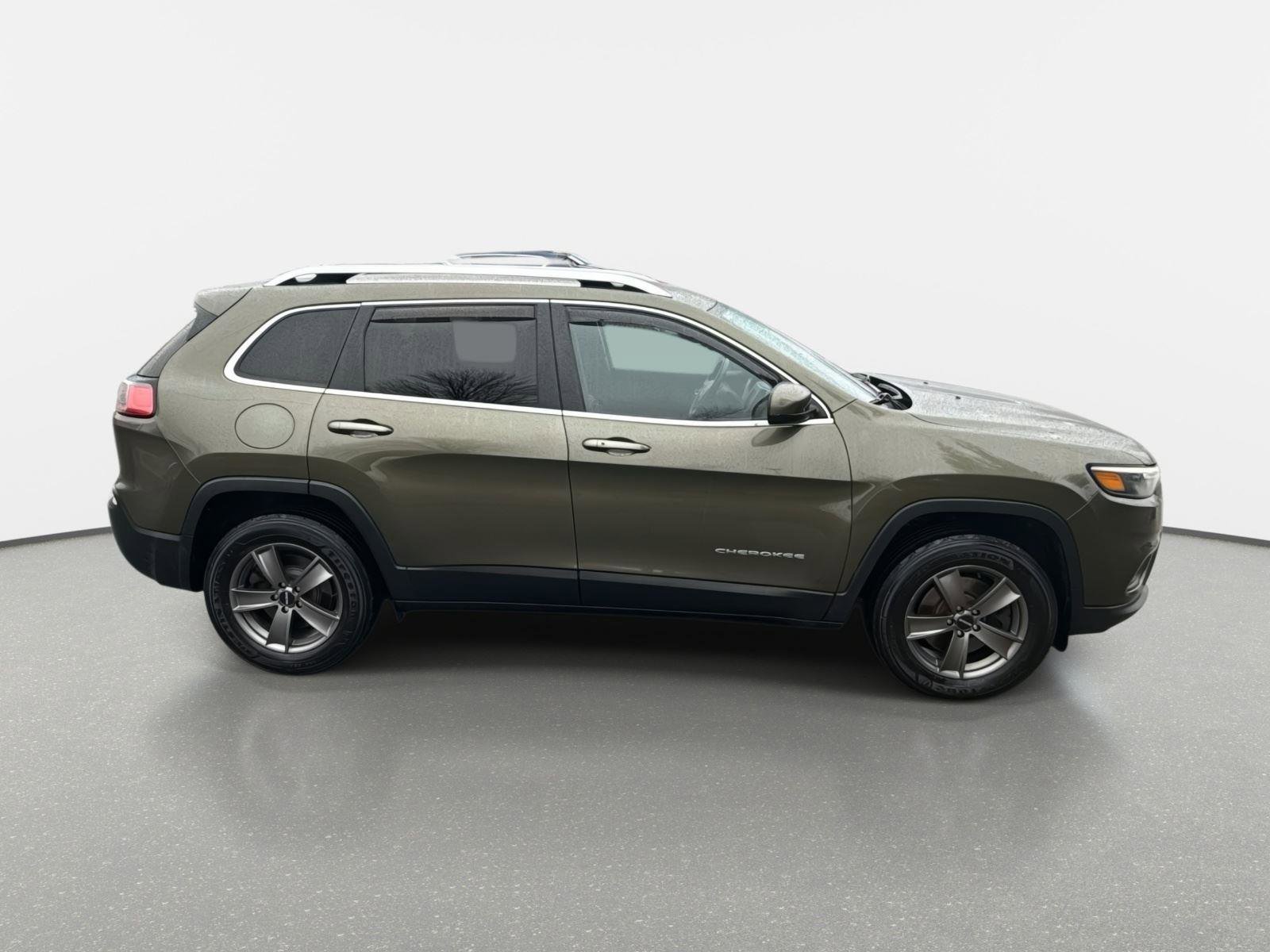 Used 2019 Jeep Cherokee Latitude Plus w/ Cold Weather Group image 4