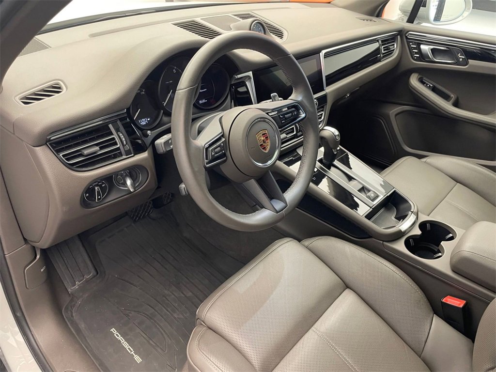 Used 2025 Porsche Macan image 4