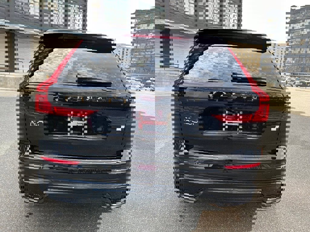 Certified 2024 Volvo XC60 T8 Ultimate w/ Protection Package Premier image 12