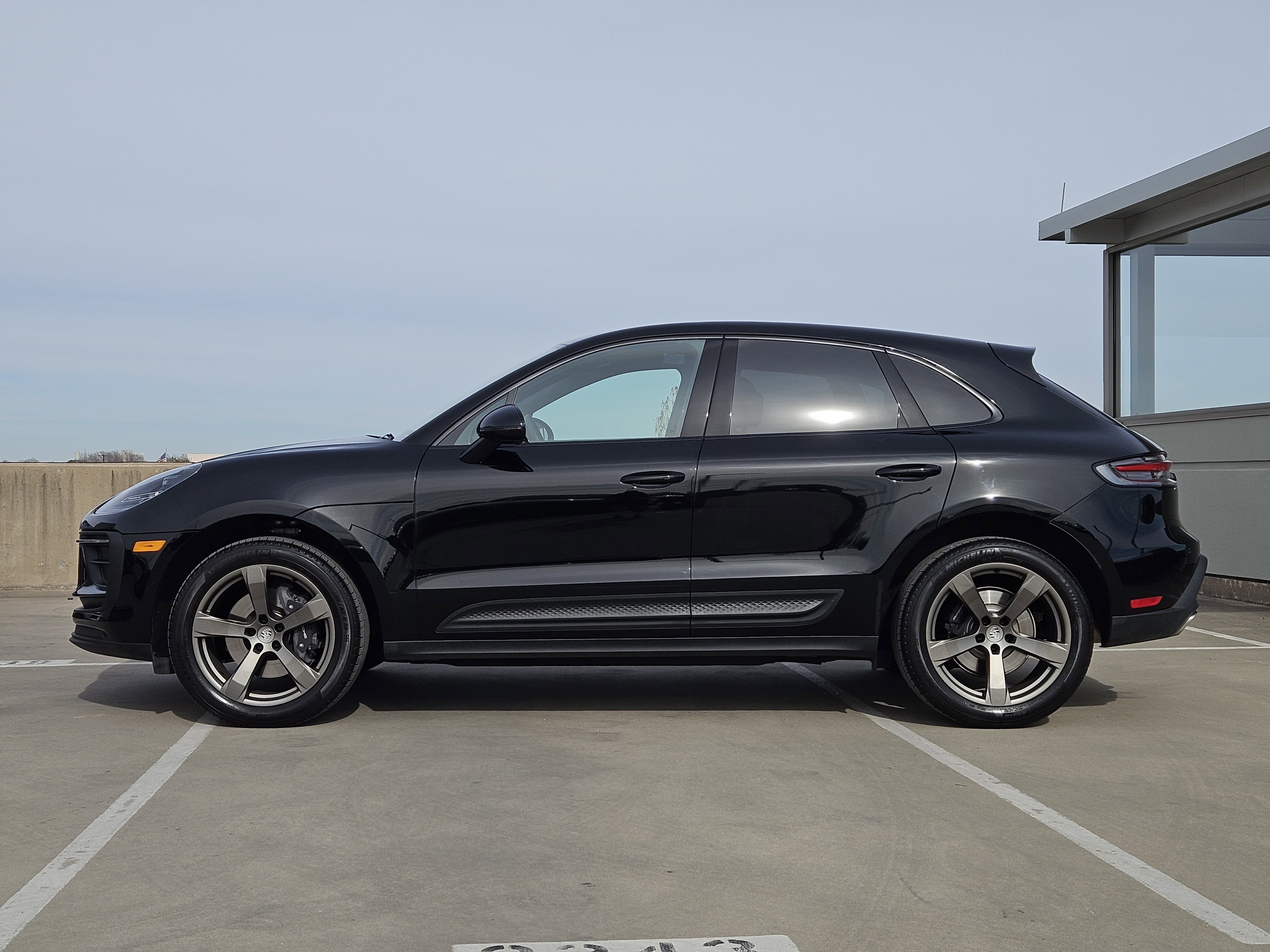 Certified 2025 Porsche Macan image 2