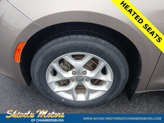 Used 2017 Chrysler Pacifica Touring-L Plus w/ Tire & Wheel Group image 2