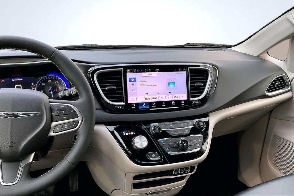 Used 2024 Chrysler Pacifica Touring-L image 6