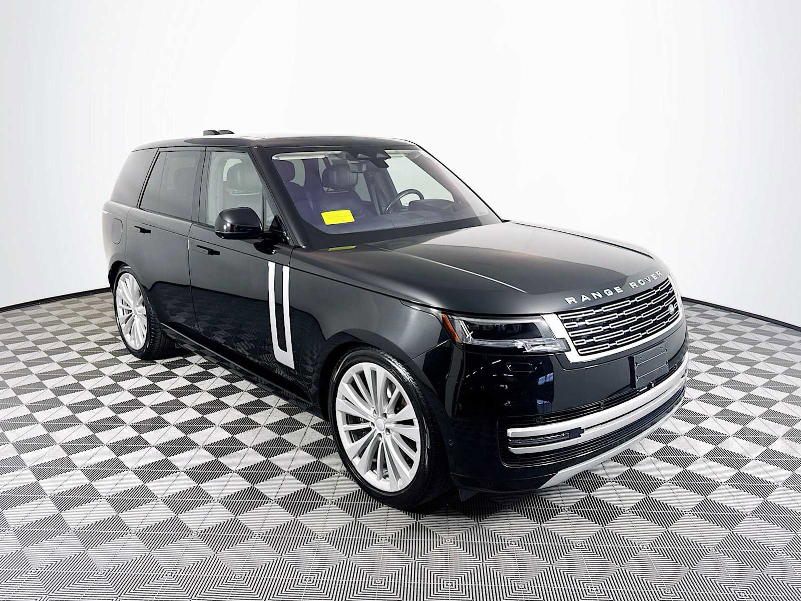 Used 2023 Land Rover Range Rover First Edition image 3