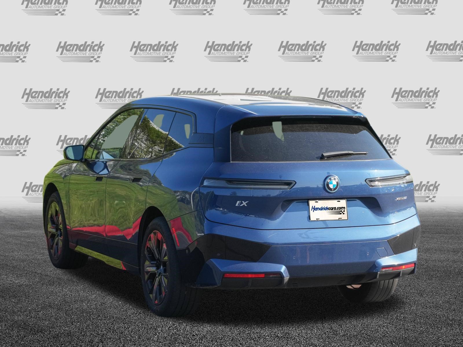 Used 2024 BMW iX xDrive50 w/ Sport Package AWD/4WD image 7