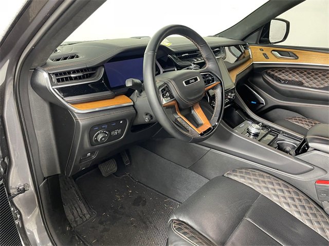 Used 2023 Jeep Grand Cherokee Summit image 3