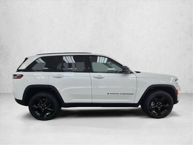 Certified 2025 Jeep Grand Cherokee Altitude AWD/4WD image 4