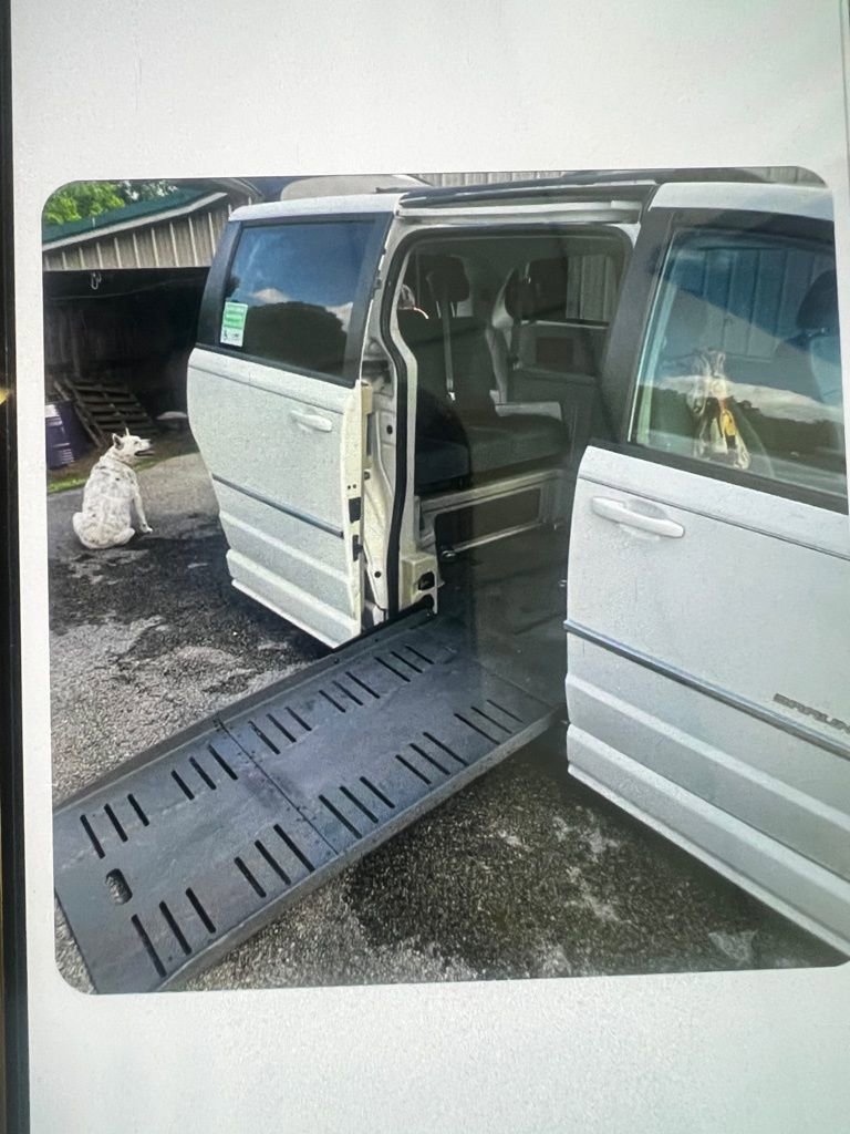 Used 2010 Dodge Grand Caravan SXT w/ Trailer Tow Group image 3