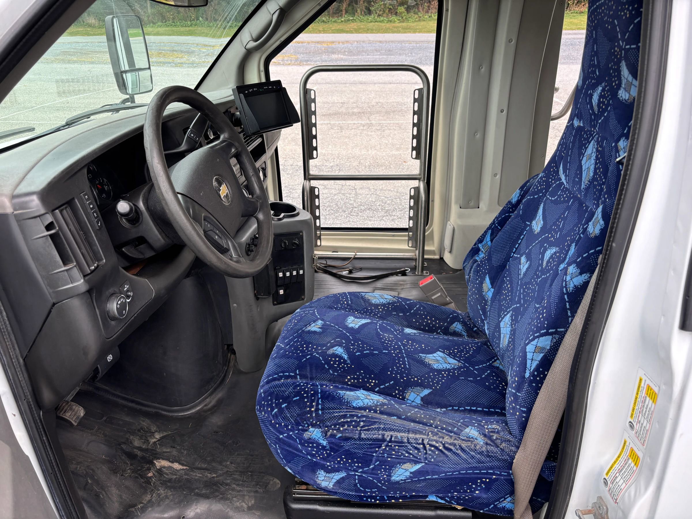 Used 2015 Chevrolet Express 4500 w/ Shuttle Bus Package RWD image 16