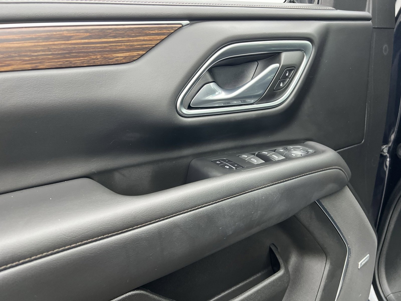 Used 2023 Chevrolet Suburban High Country image 15