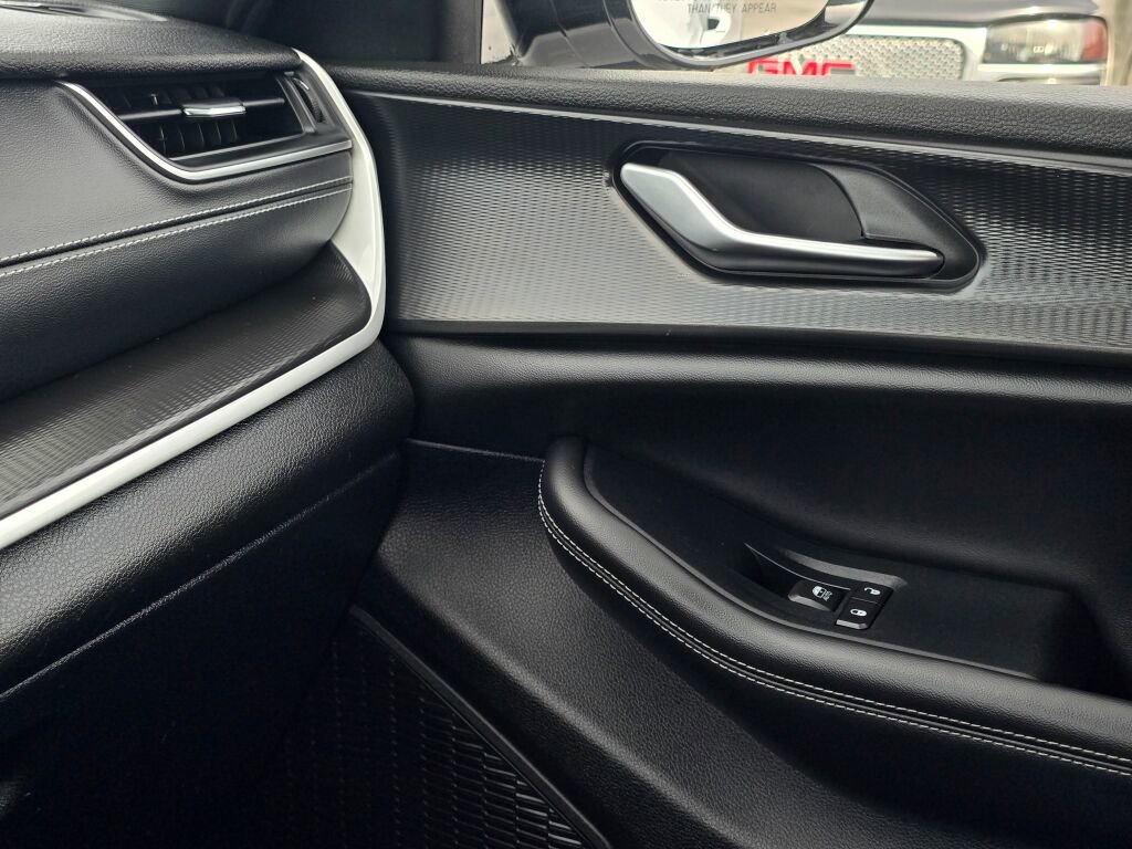 Used 2023 Jeep Grand Cherokee Altitude image 38