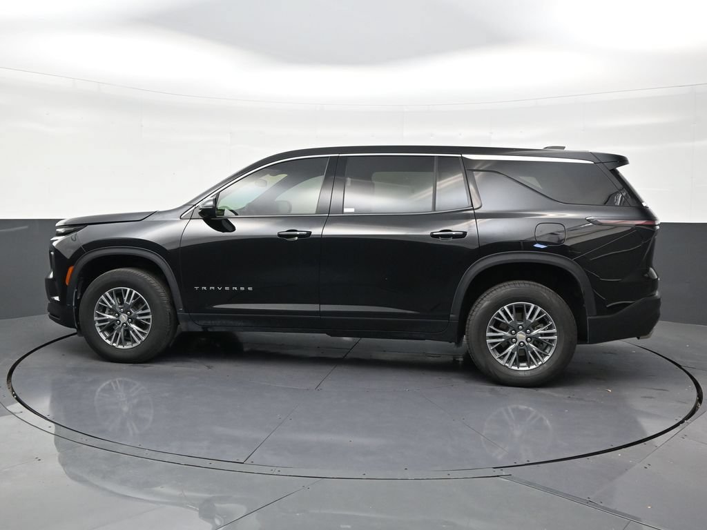 Used 2025 Chevrolet Traverse LT FWD image 2