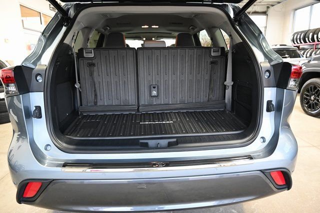 Used 2023 Toyota Highlander Limited image 31