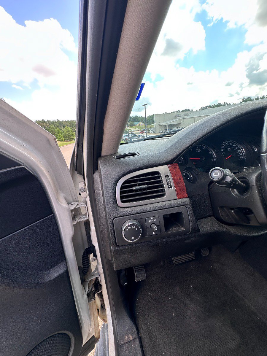 Used 2010 Chevrolet Tahoe LTZ RWD image 6