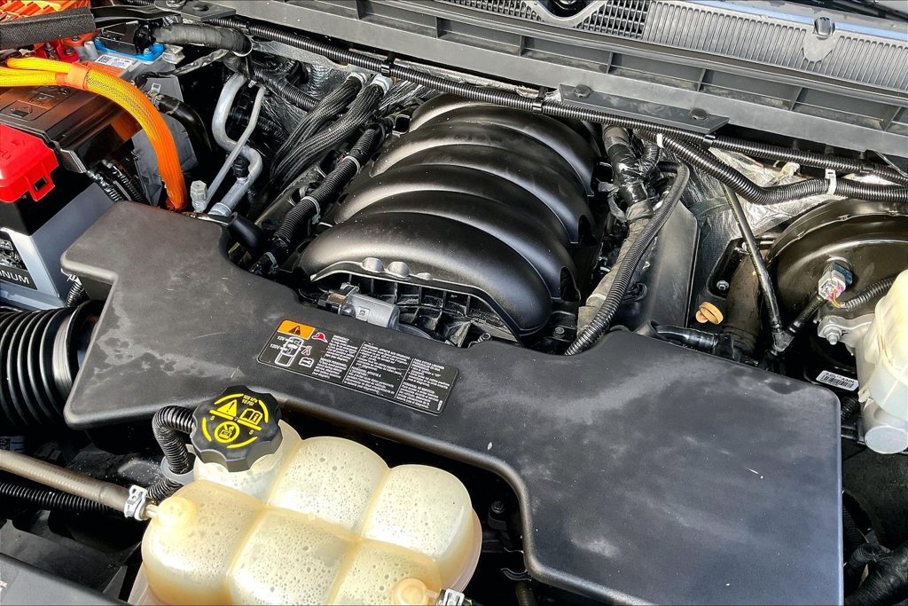 Used 2018 Chevrolet Silverado 1500 LT w/ LT Eassist Package AWD/4WD image 32