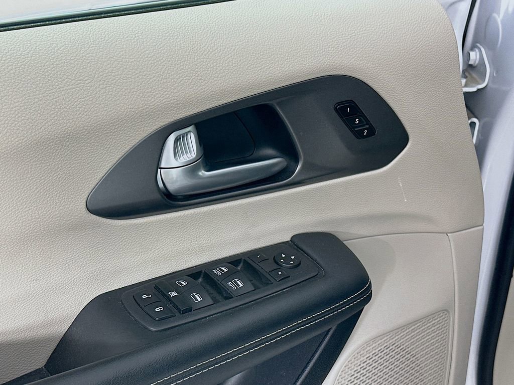 Used 2024 Chrysler Pacifica Touring-L FWD image 23