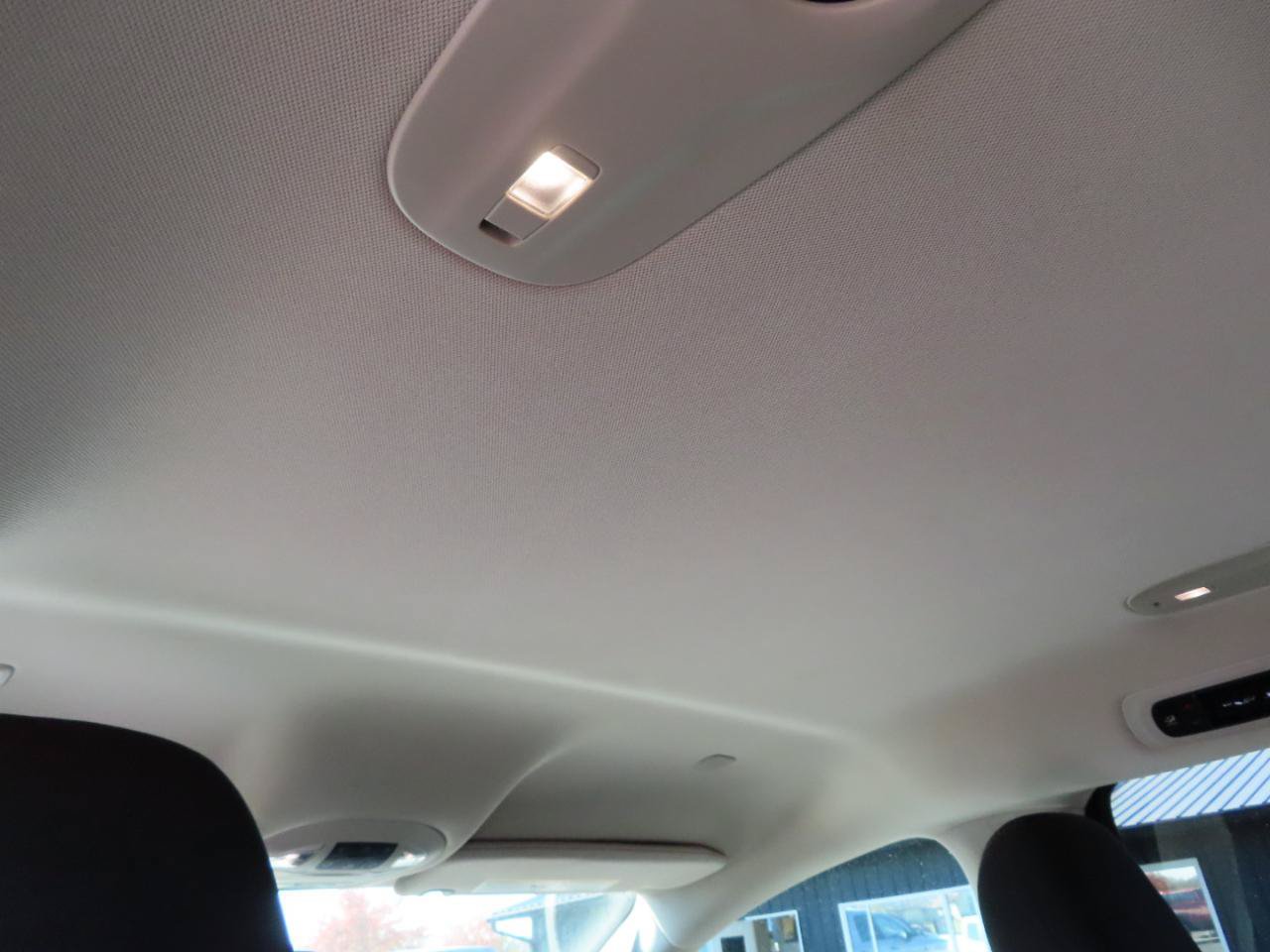 Used 2017 Chrysler Pacifica Touring FWD image 35
