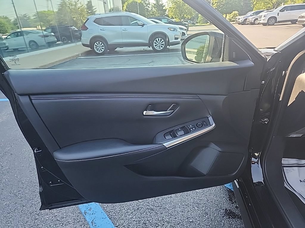 Used 2023 Nissan Sentra SR w/ Electronics Package FWD image 12