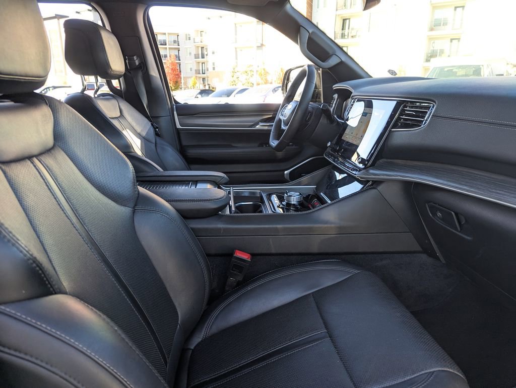 Used 2024 Jeep Wagoneer Series II w/ Flexible Seating Group image 32