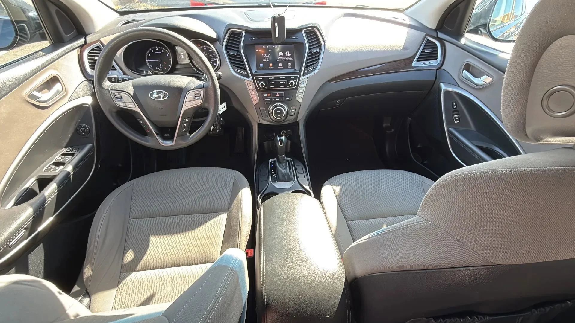 Used 2017 Hyundai Santa Fe SE AWD/4WD image 31