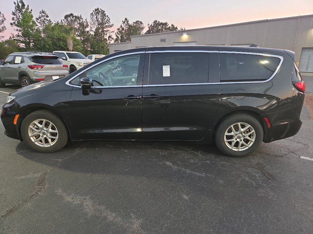 Used 2023 Chrysler Pacifica Touring-L image 3