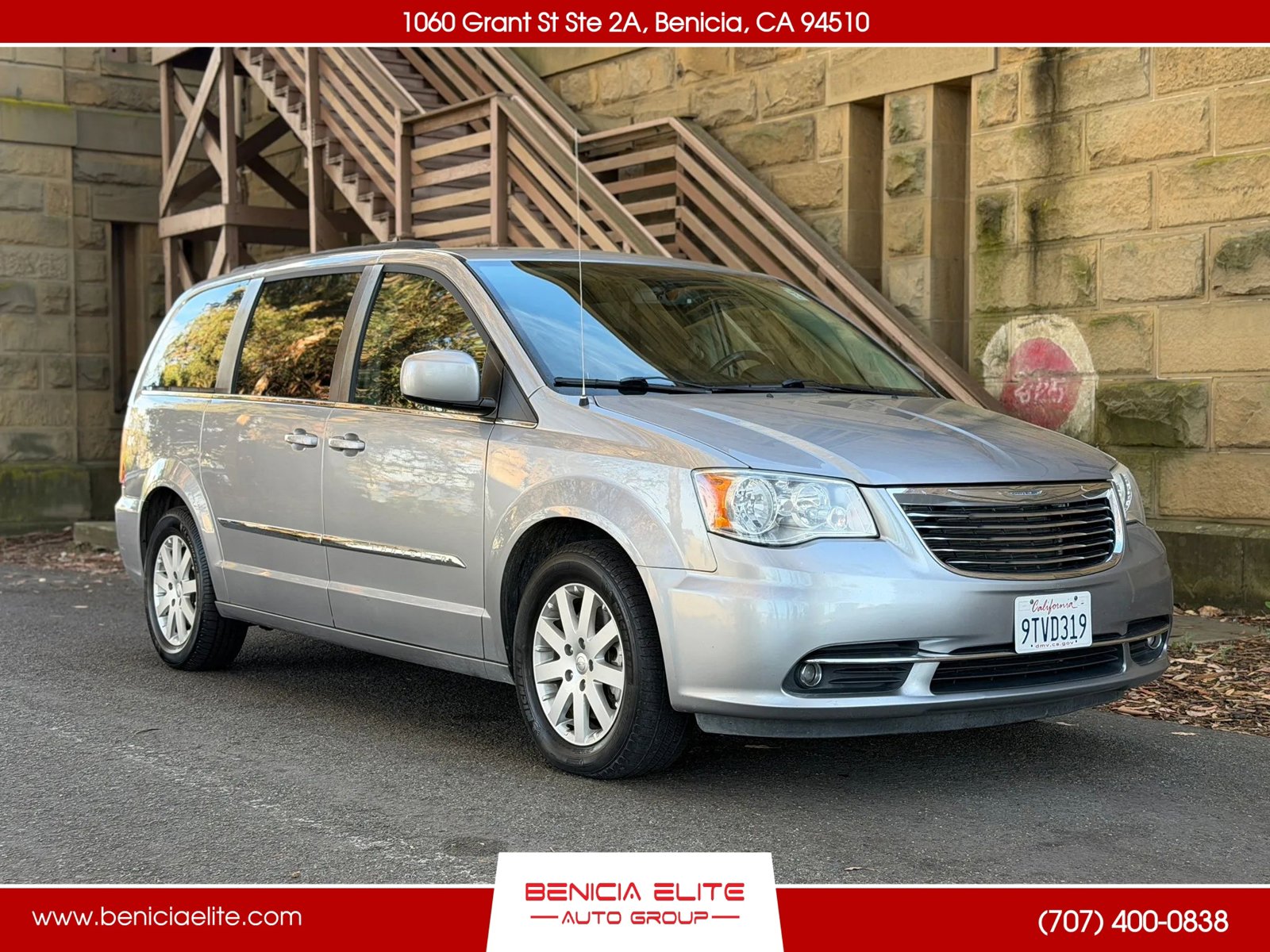 Used 2015 Chrysler Town & Country Touring FWD image 1