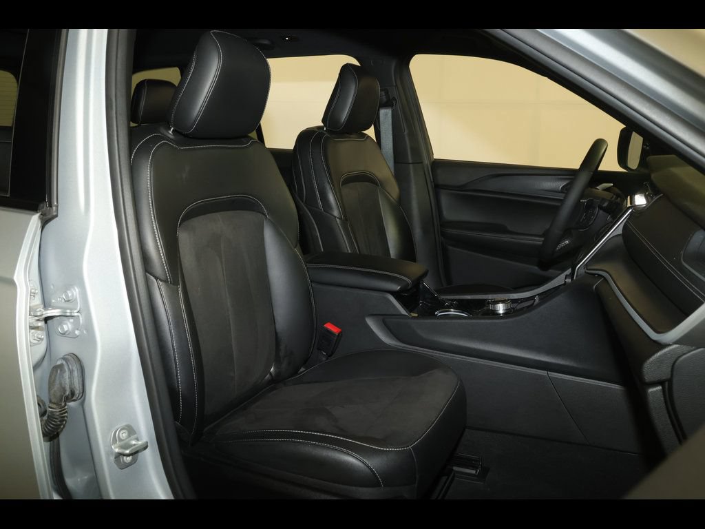 Used 2023 Jeep Grand Cherokee Altitude AWD/4WD image 29