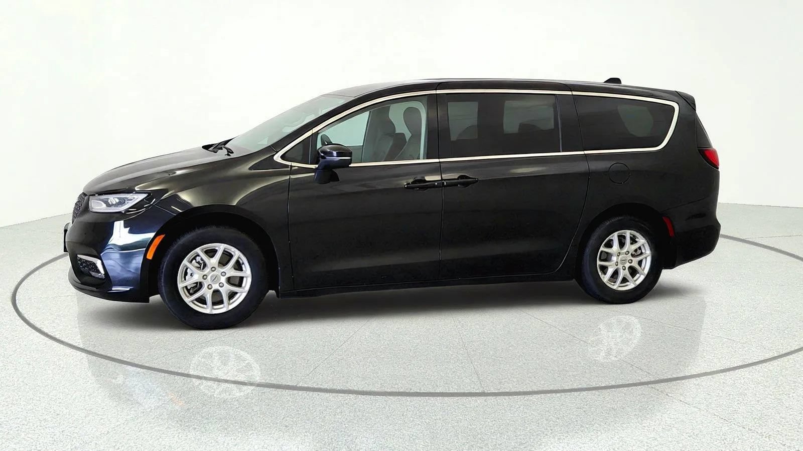 Used 2023 Chrysler Pacifica Touring-L FWD image 3