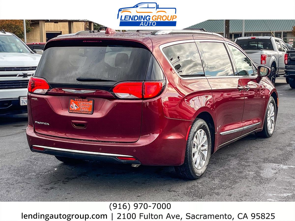 Used 2018 Chrysler Pacifica Touring-L image 4