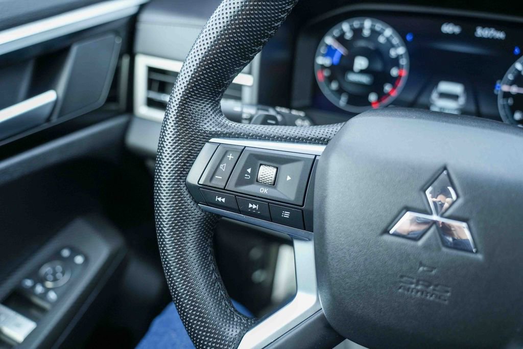 Used 2023 Mitsubishi Outlander SE image 30