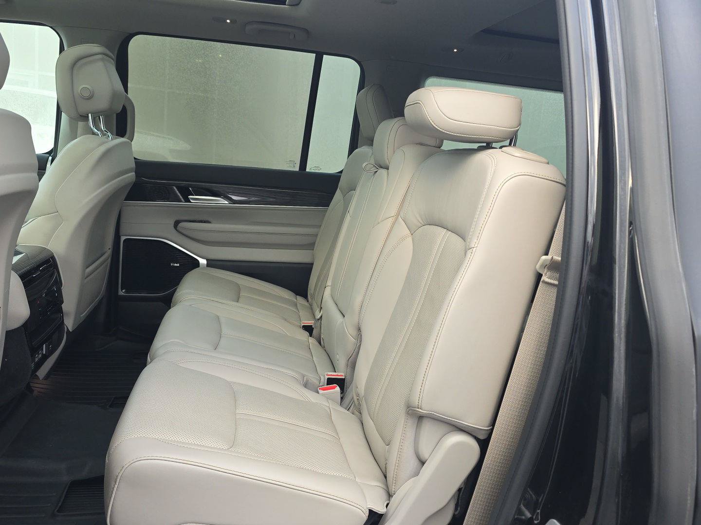 Used 2022 Jeep Wagoneer Series III w/ Premium Group I AWD/4WD image 18