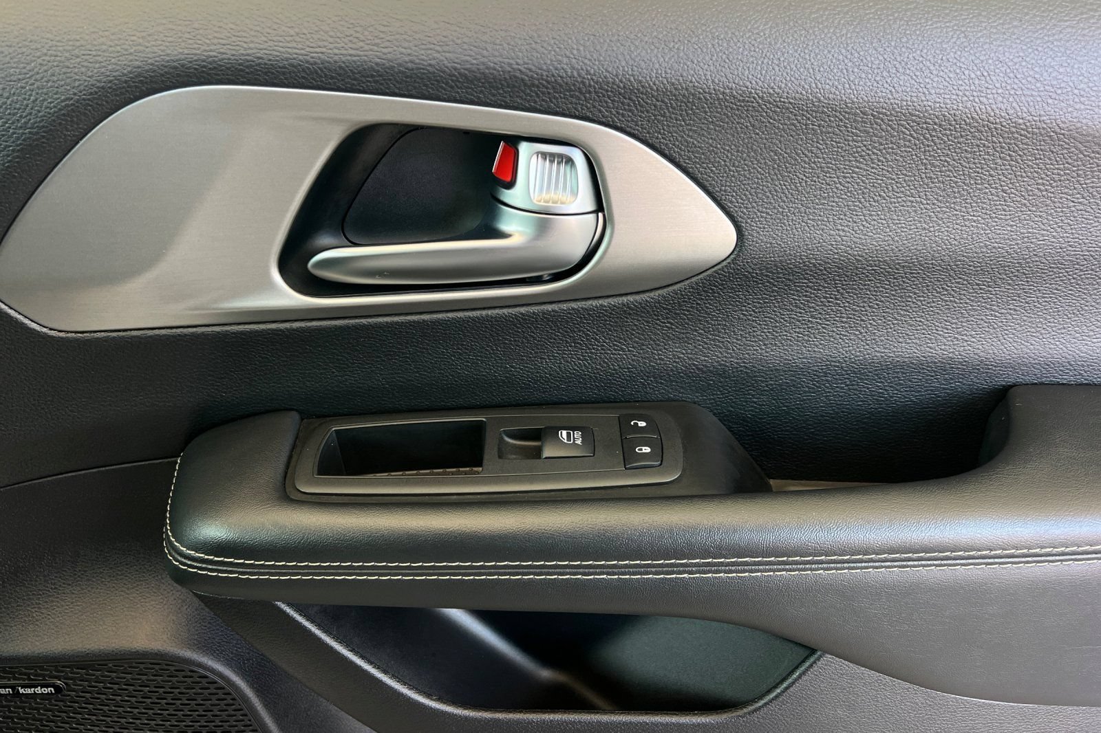 Used 2022 Chrysler Pacifica Limited w/ Uconnect Theater Family Group FWD image 24