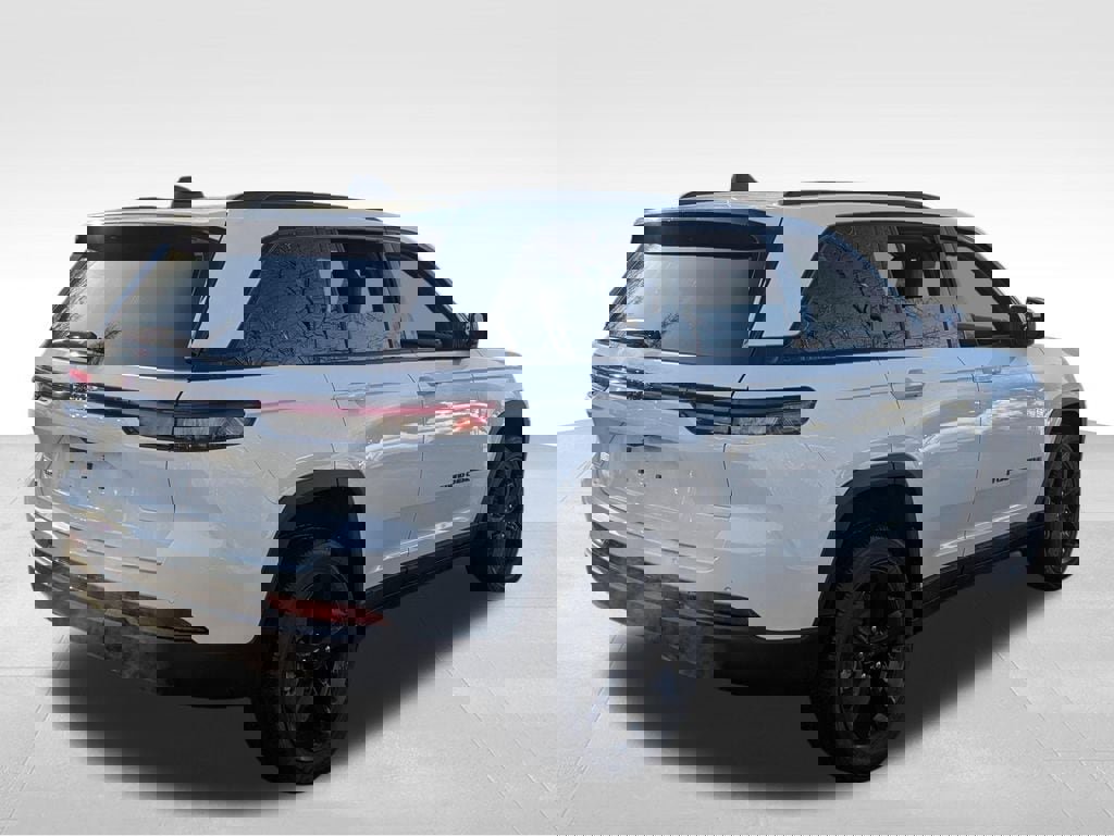New 2025 Jeep Grand Cherokee Altitude image 3