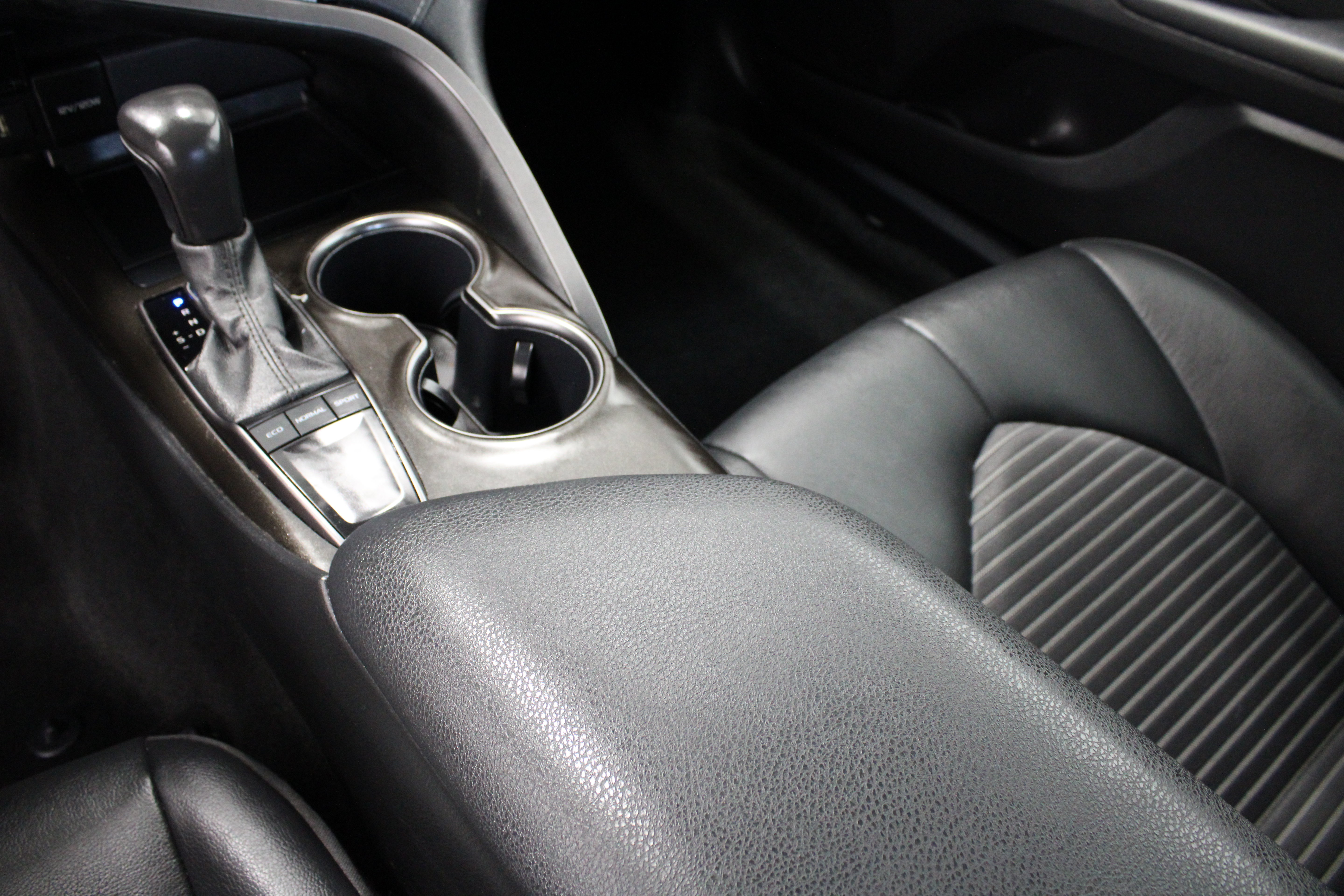 Used 2024 Toyota Camry SE w/ Convenience Package FWD image 17