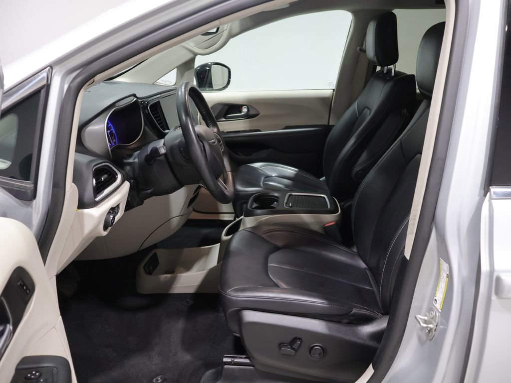 Used 2024 Chrysler Pacifica Touring-L FWD image 9