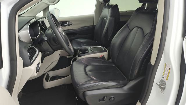 Used 2022 Chrysler Pacifica Touring-L image 17