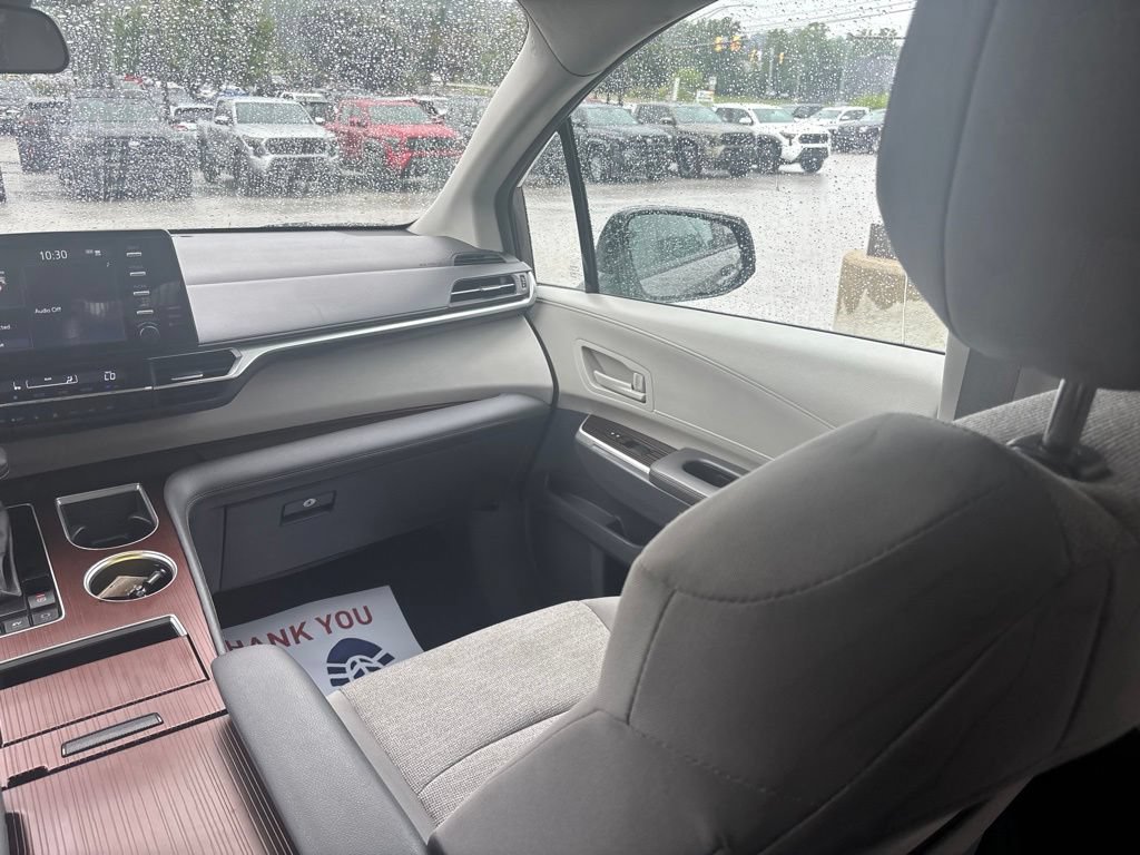 Used 2024 Toyota Sienna LE AWD/4WD image 40