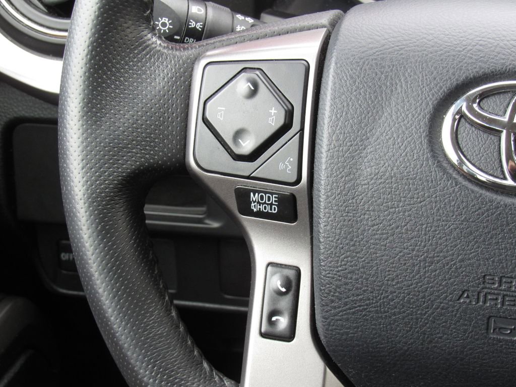 Used 2017 Toyota Tacoma SR5 AWD/4WD image 25