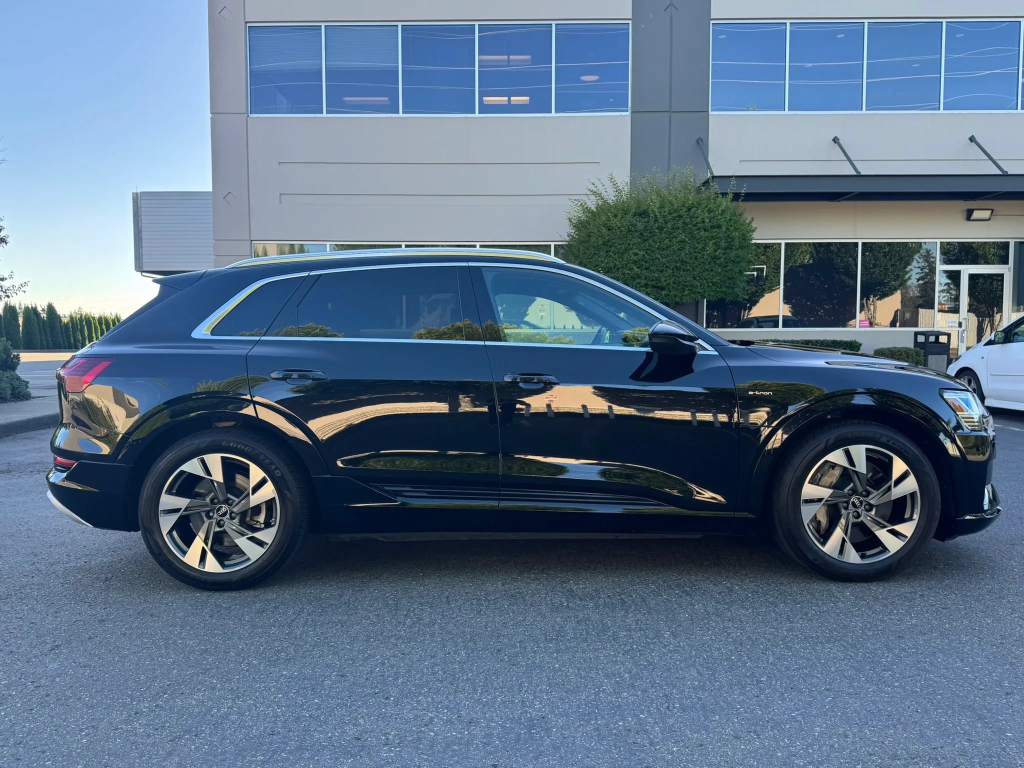 Used 2022 Audi e-tron Premium AWD/4WD image 12